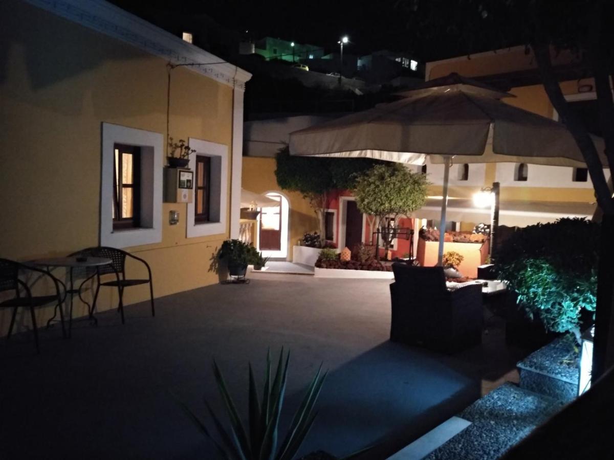 Hotel Pansion Zaharoula à Fira  Extérieur photo