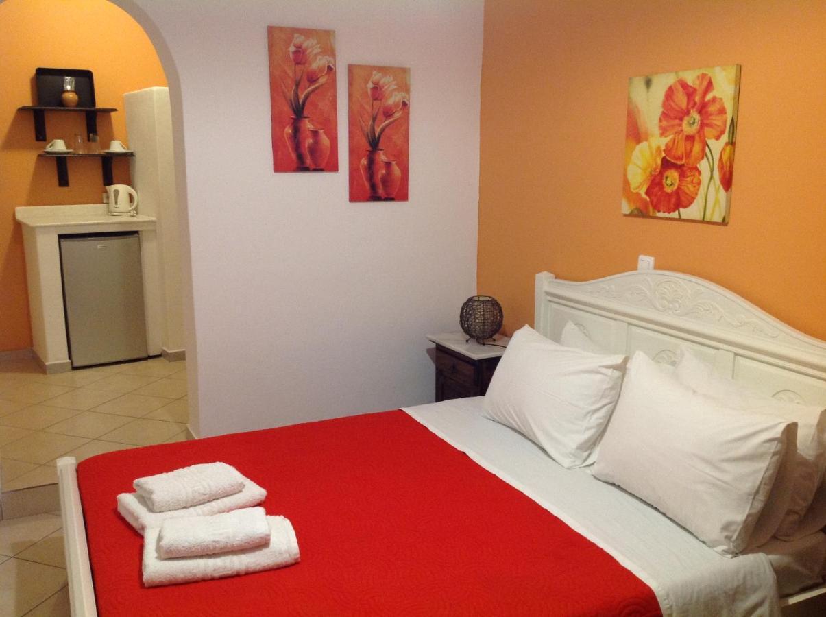 Hotel Pansion Zaharoula à Fira  Extérieur photo
