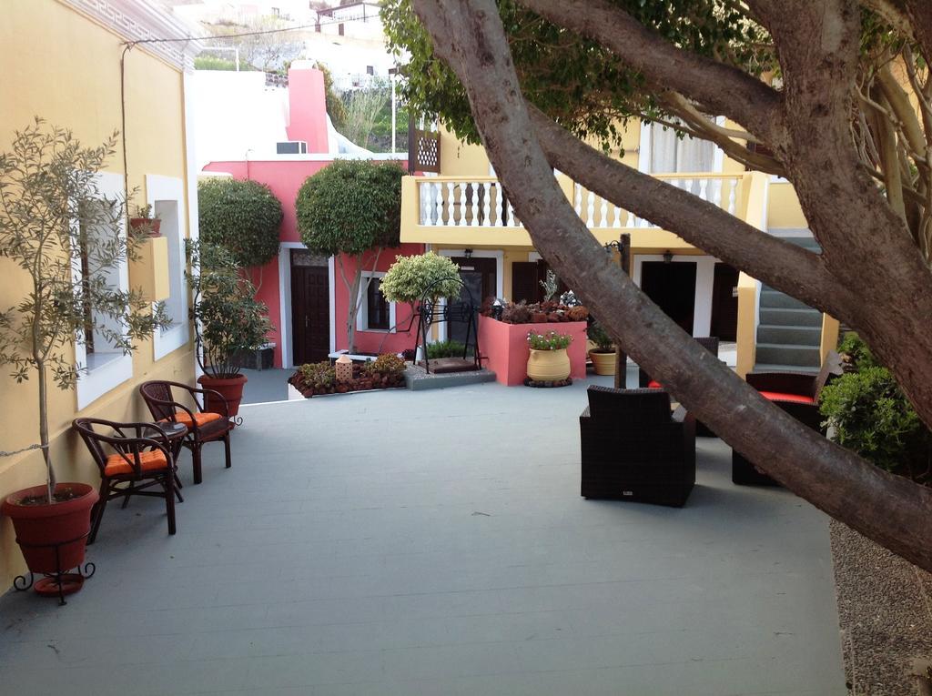 Hotel Pansion Zaharoula à Fira  Extérieur photo