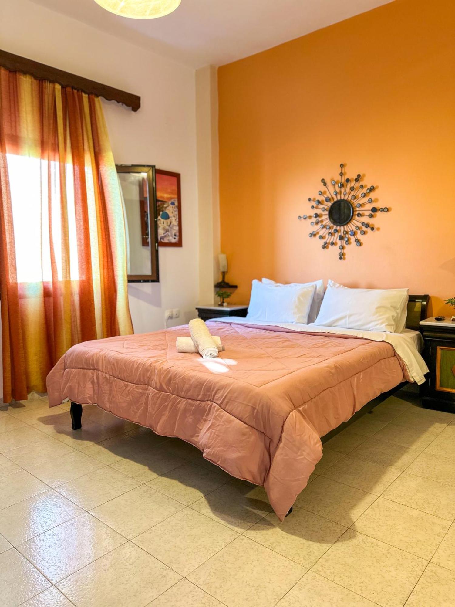 Hotel Pansion Zaharoula à Fira  Extérieur photo