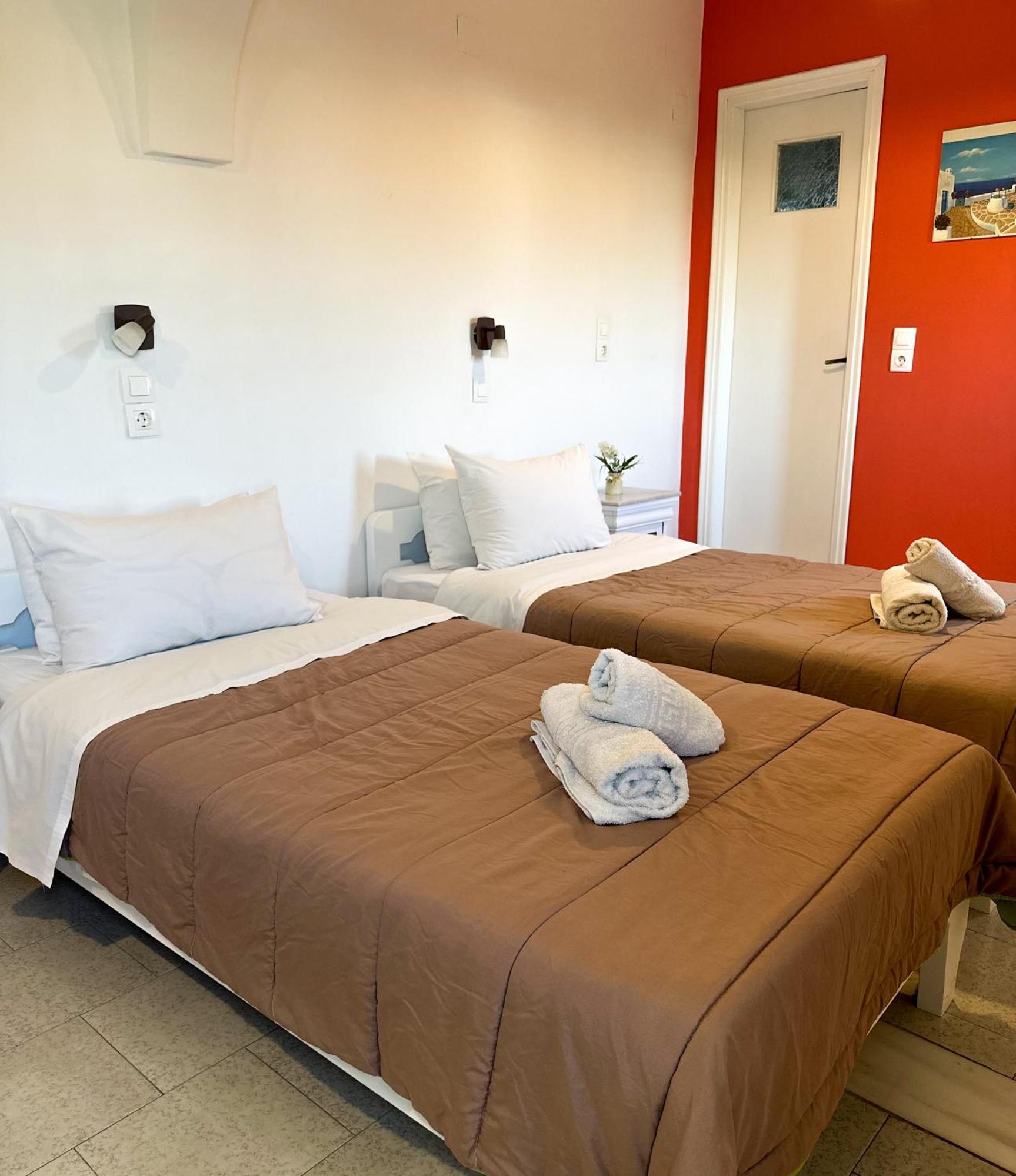 Hotel Pansion Zaharoula à Fira  Extérieur photo