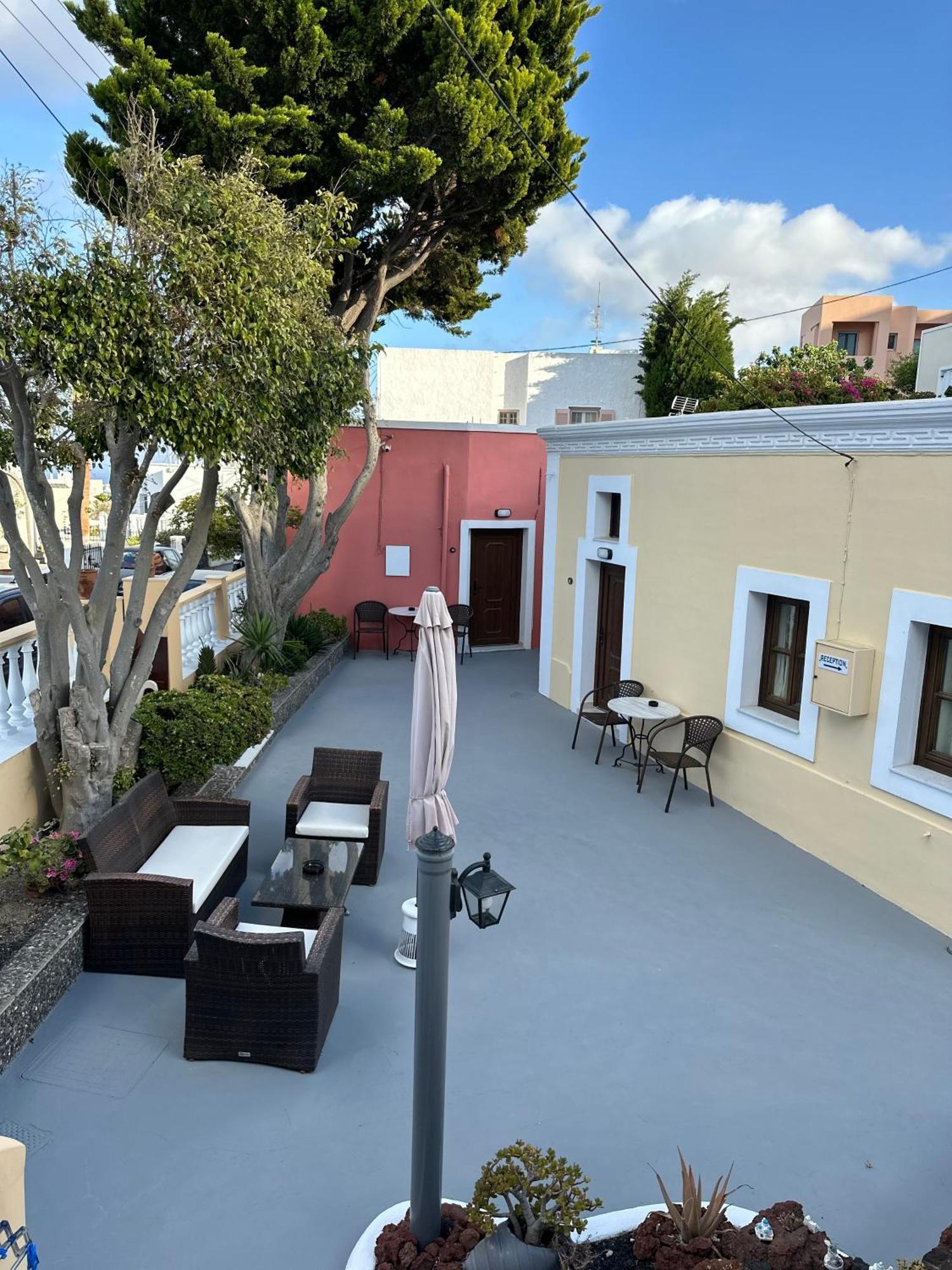 Hotel Pansion Zaharoula à Fira  Extérieur photo