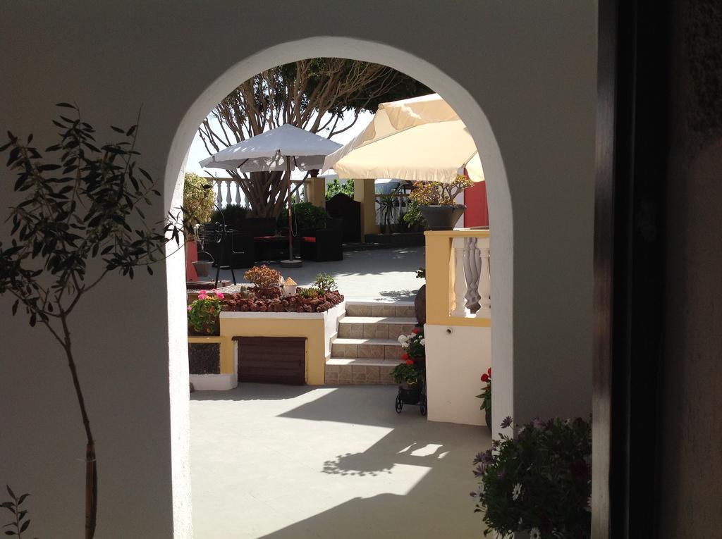 Hotel Pansion Zaharoula à Fira  Extérieur photo