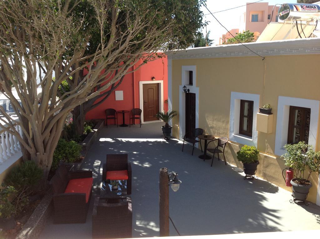 Hotel Pansion Zaharoula à Fira  Extérieur photo