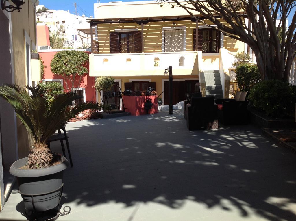 Hotel Pansion Zaharoula à Fira  Extérieur photo