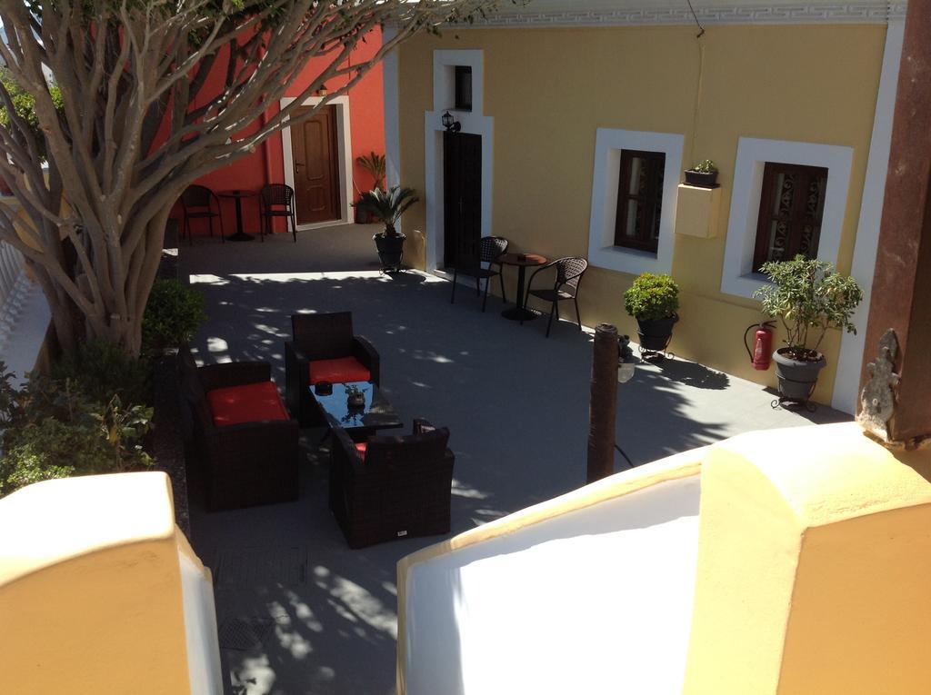Hotel Pansion Zaharoula à Fira  Extérieur photo