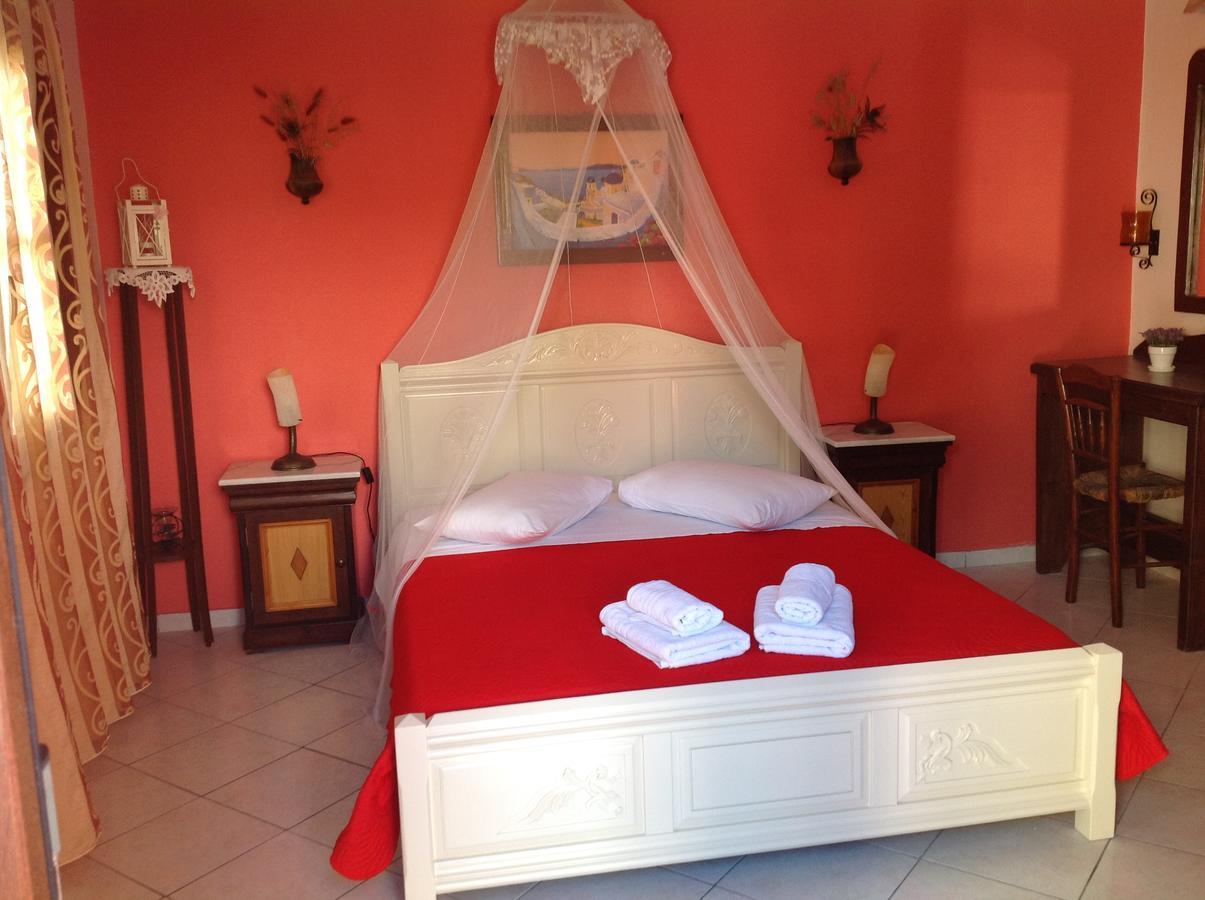 Hotel Pansion Zaharoula à Fira  Extérieur photo