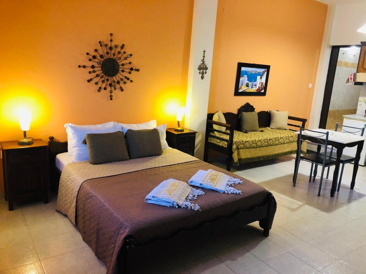 Hotel Pansion Zaharoula à Fira  Extérieur photo