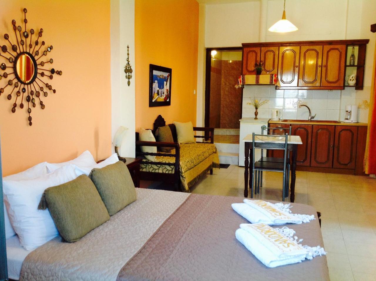 Hotel Pansion Zaharoula à Fira  Extérieur photo