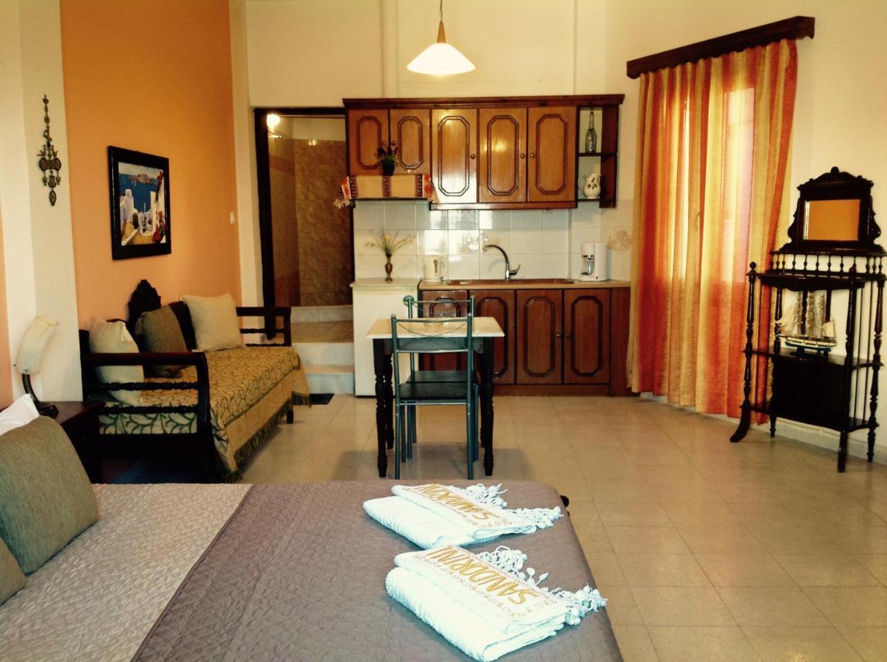 Hotel Pansion Zaharoula à Fira  Extérieur photo