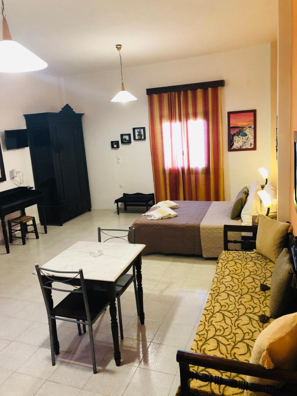 Hotel Pansion Zaharoula à Fira  Extérieur photo