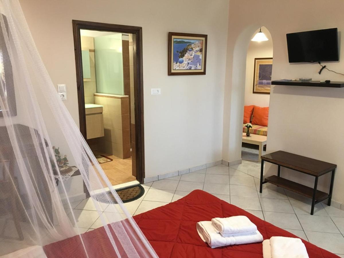 Hotel Pansion Zaharoula à Fira  Extérieur photo